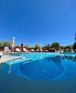 Apartment with swimming pool